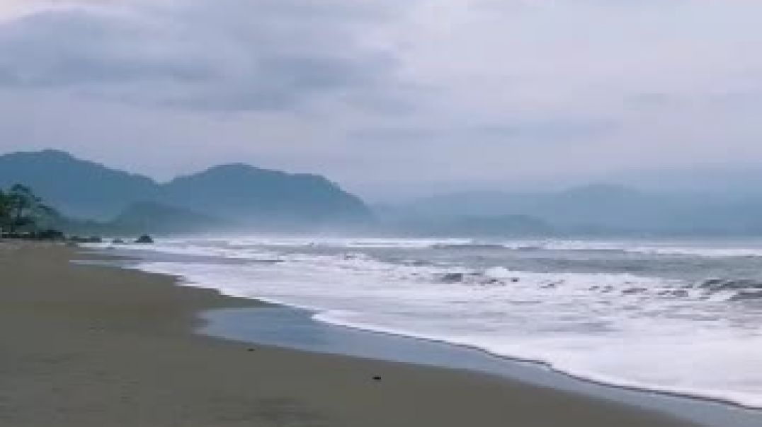 ⁣The beauty of Pelabuhan Ratu Beach