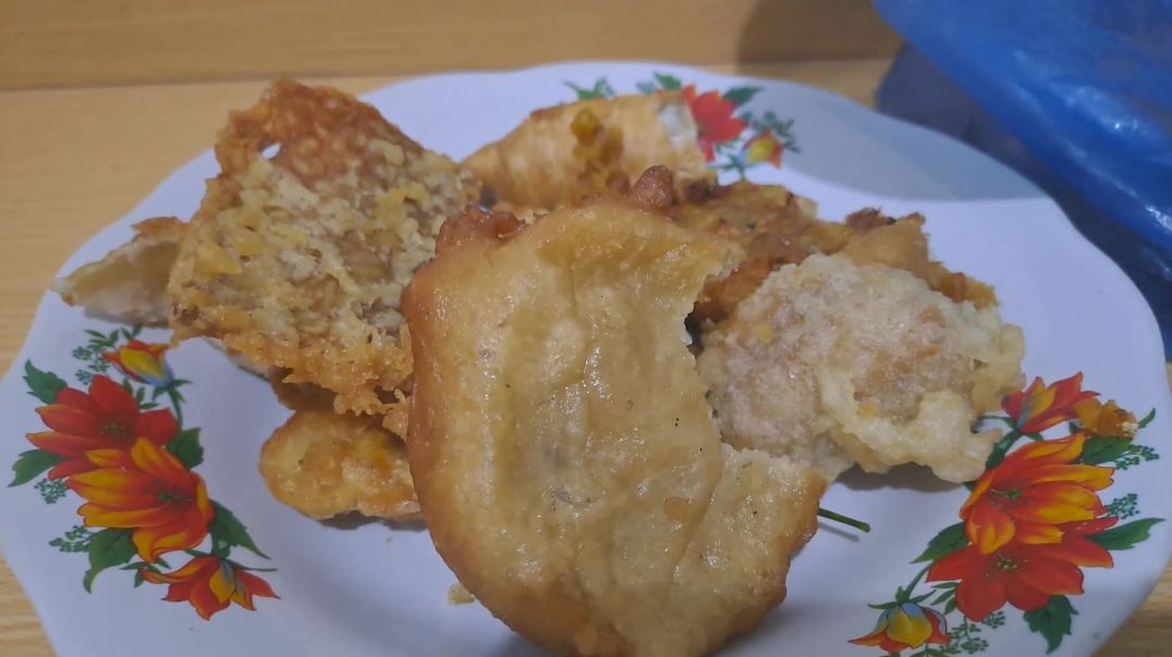⁣Tasty Indonesian Streetfood at Medan: Gorengan (various fried foods)