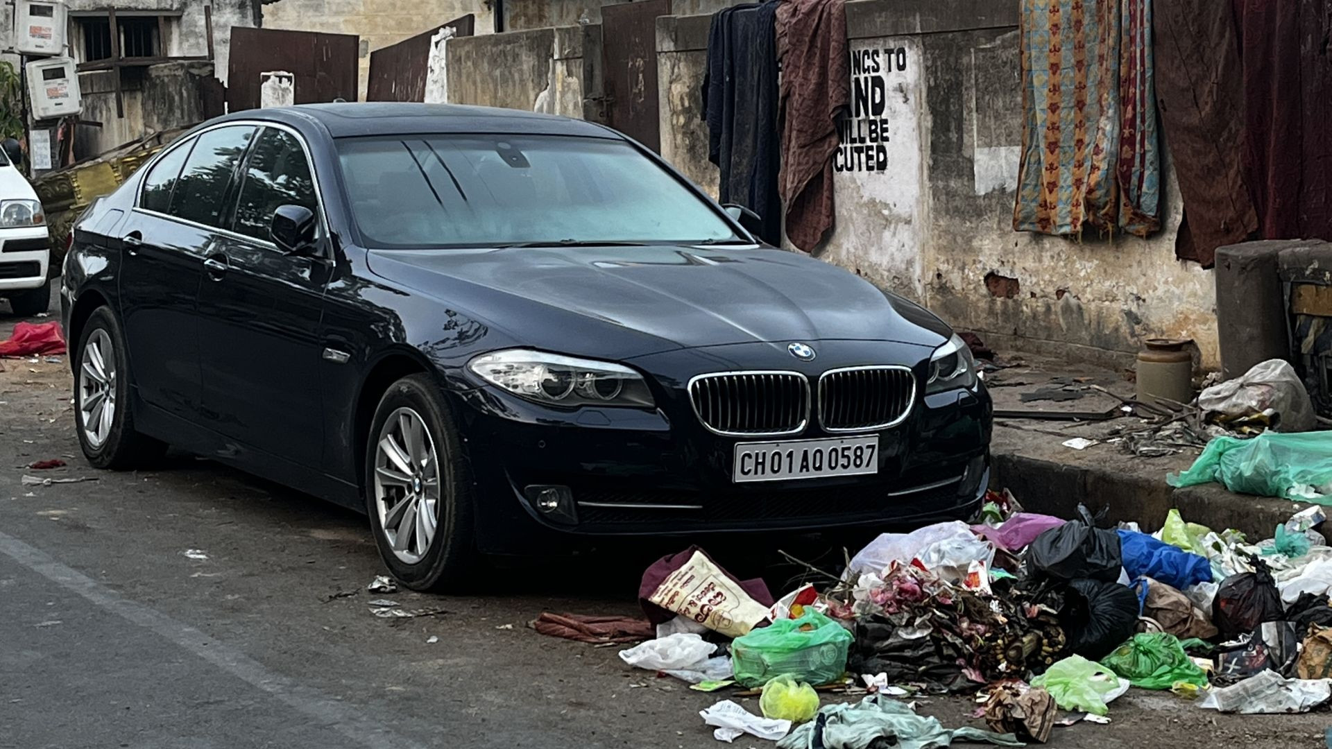 ⁣BMW parked  on Garbage in Bangalore📍Madiwala